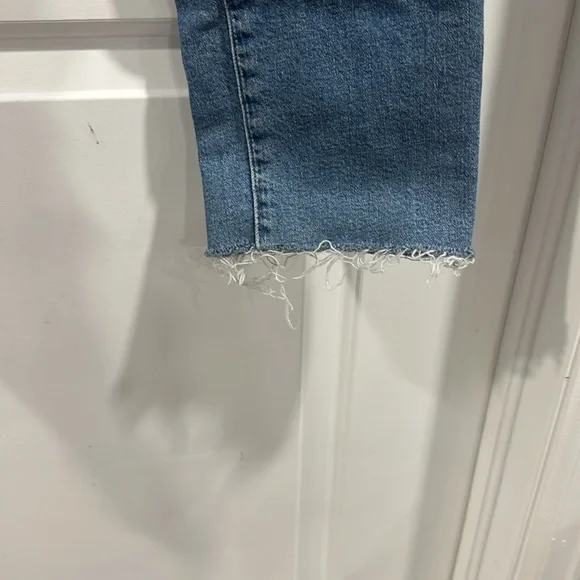 ⭐️SOLD⭐️ Madewell Distressed Perfect Vintage Jean - Picture 4 of 14
